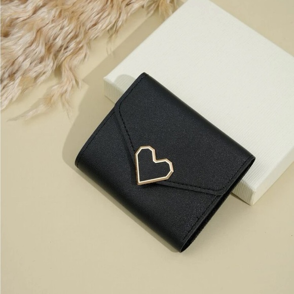 Handbags - ⚠️Clearance Black Trifold Heart Wallet / Cardholder